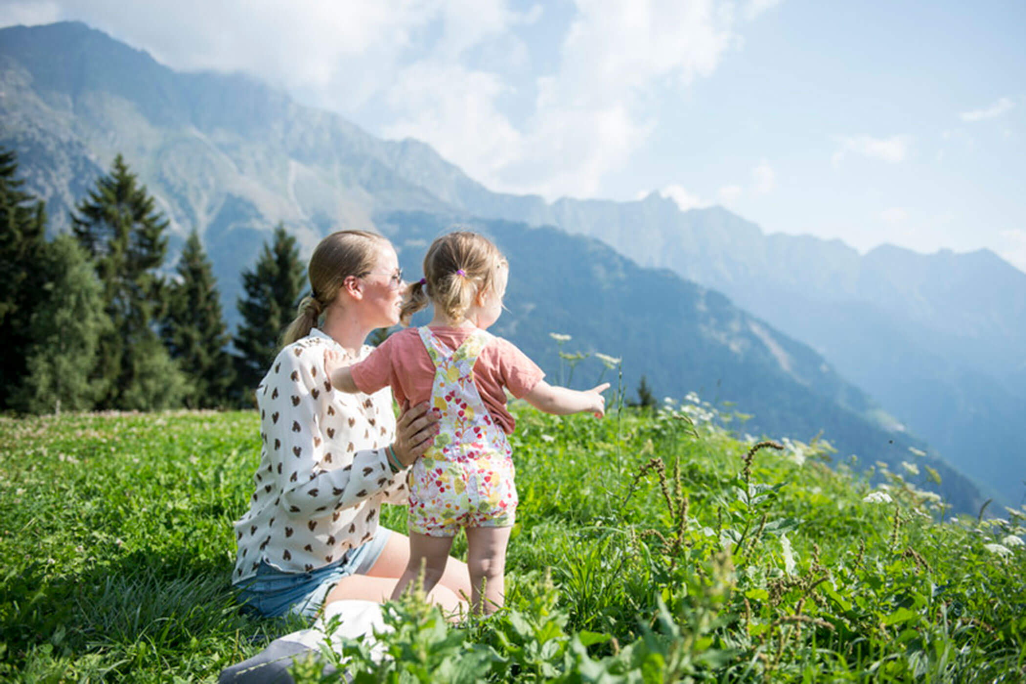 Mutter und Tochter betrachten das Panorama